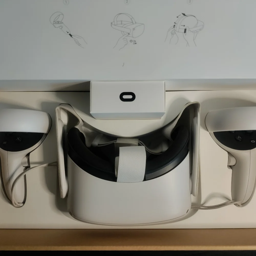 Oculus quest 2 (128 GB Ver.) With travel case and additional head strap.